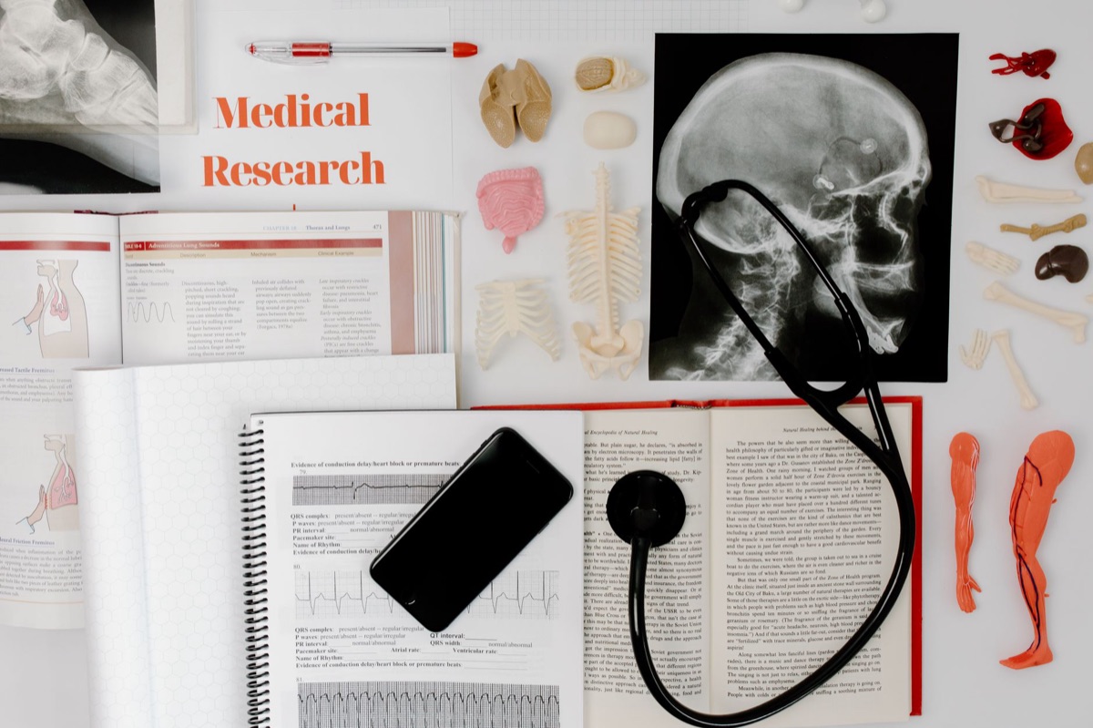 un rettile con il cuore esposto e strumenti medici
